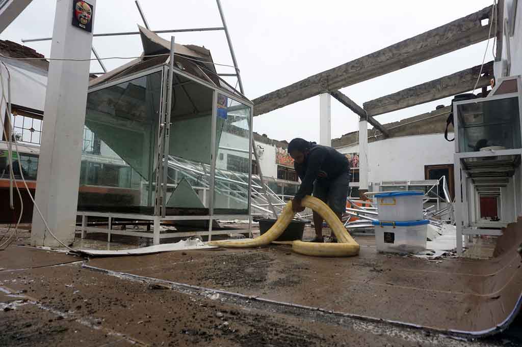 Objek Wisata Taman Reptil Sanggaluri Park, di Kabupaten Purbalingga, Jawa Tengah, diterjang angin puting beliung pada Selasa, 6 April 2021 sore.
