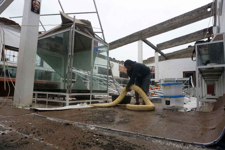 Objek Wisata Taman Reptil Sanggaluri Park, di Kabupaten Purbalingga, Jawa Tengah, diterjang angin puting beliung pada Selasa, 6 April 2021 sore.
