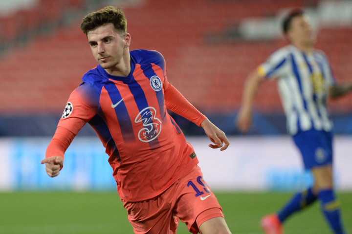 Mason Mount melakukan selebrasi usai mencetak gol ke gawang FC Porto.
