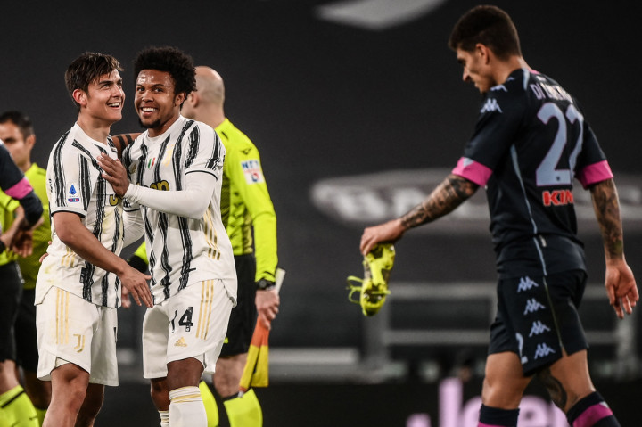 Paulo Dybala melakukan selebrasi usai mencetak gol ke gawang Napoli.