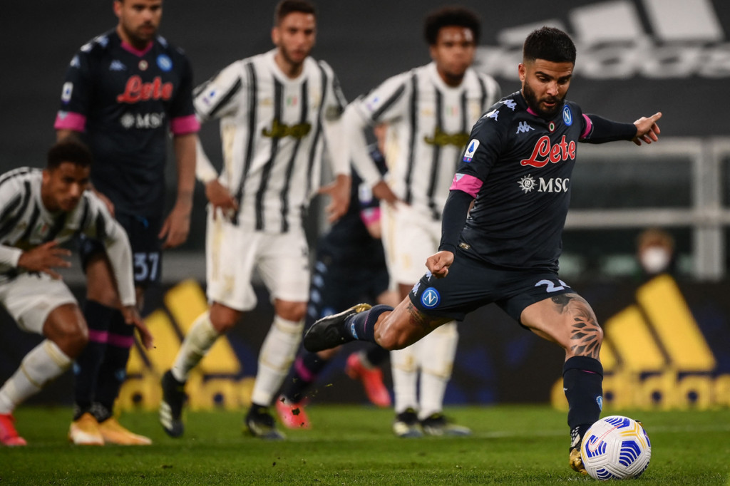 Sementara, satu-satunya gol Il Partenopei dibukukan oleh Lorenzo Insigne (90') dari titik putih.
