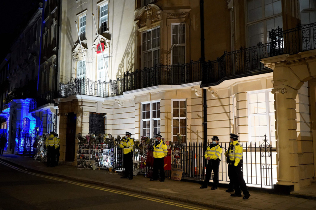 Para pengunjuk rasa berkumpul di luar gedung di kawasan Mayfair, London dengan Dubes Kyaw Zwar Minn, ketika muncul laporan bahwa dia telah dikunci.