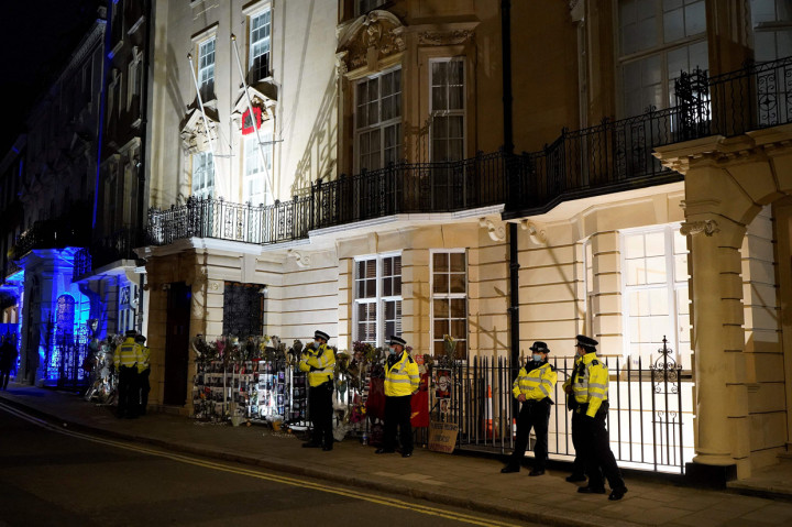 Para pengunjuk rasa berkumpul di luar gedung di kawasan Mayfair, London dengan Dubes Kyaw Zwar Minn, ketika muncul laporan bahwa dia telah dikunci.