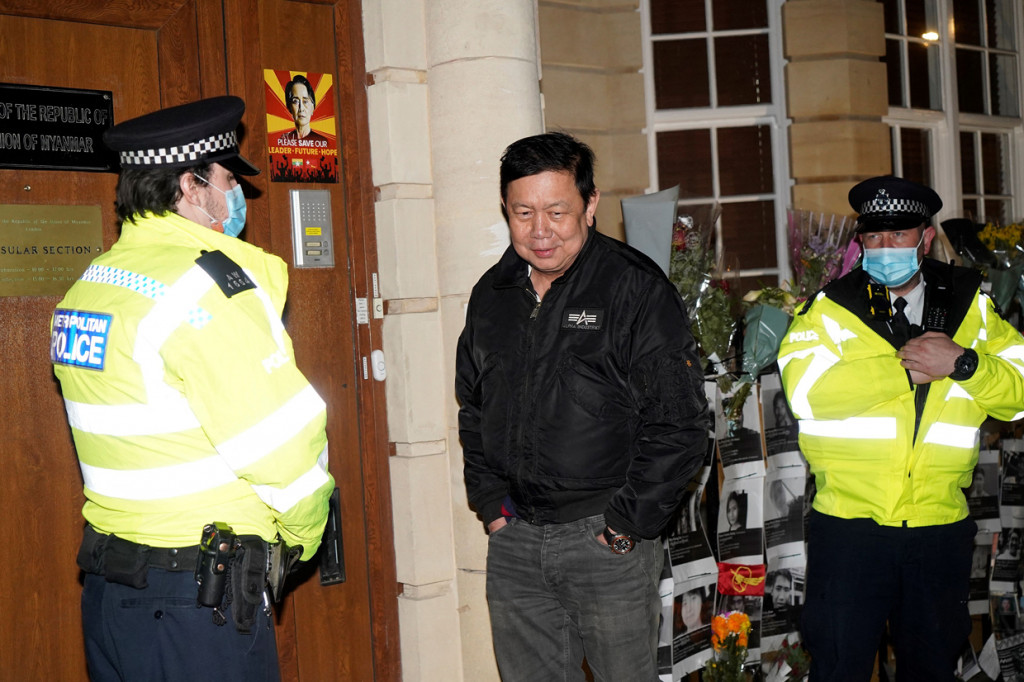 Ketika ditanya siapa yang ada di dalam, dia menjawab: