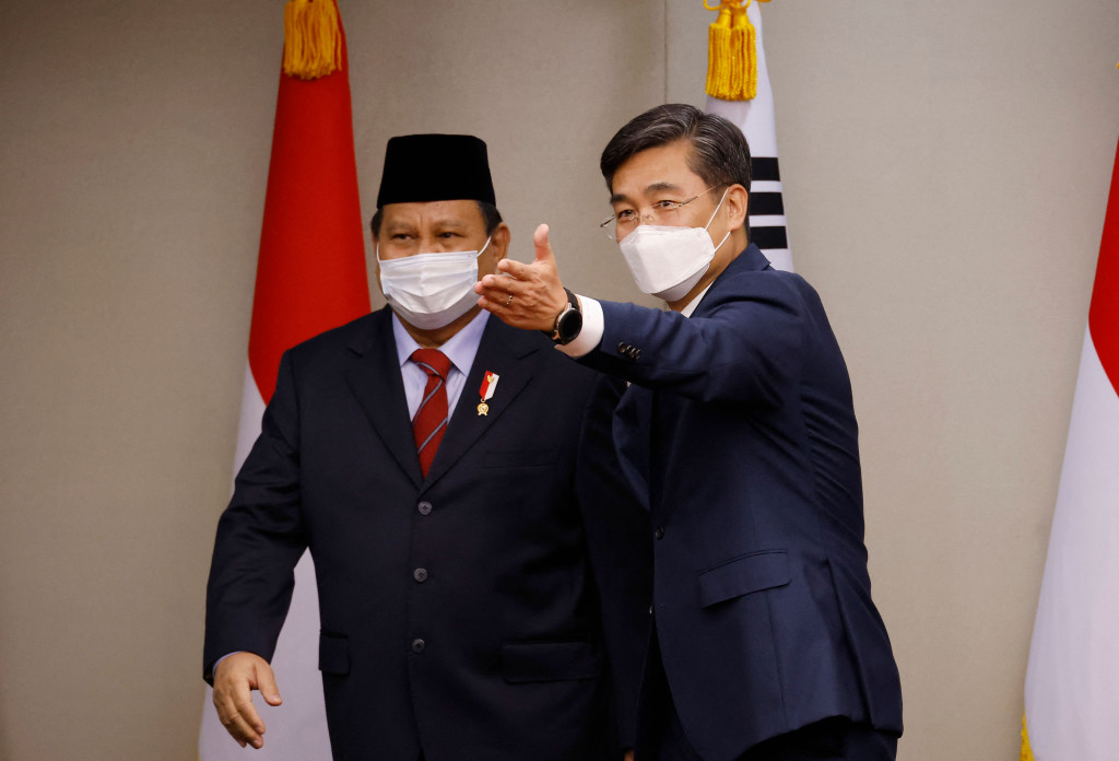 Menteri Pertahanan Prabowo Subianto melaksanakan kunjungan kehormatan dengan Menteri Pertahanan Korea Selatan Y.M Suh Wook di Korsel.