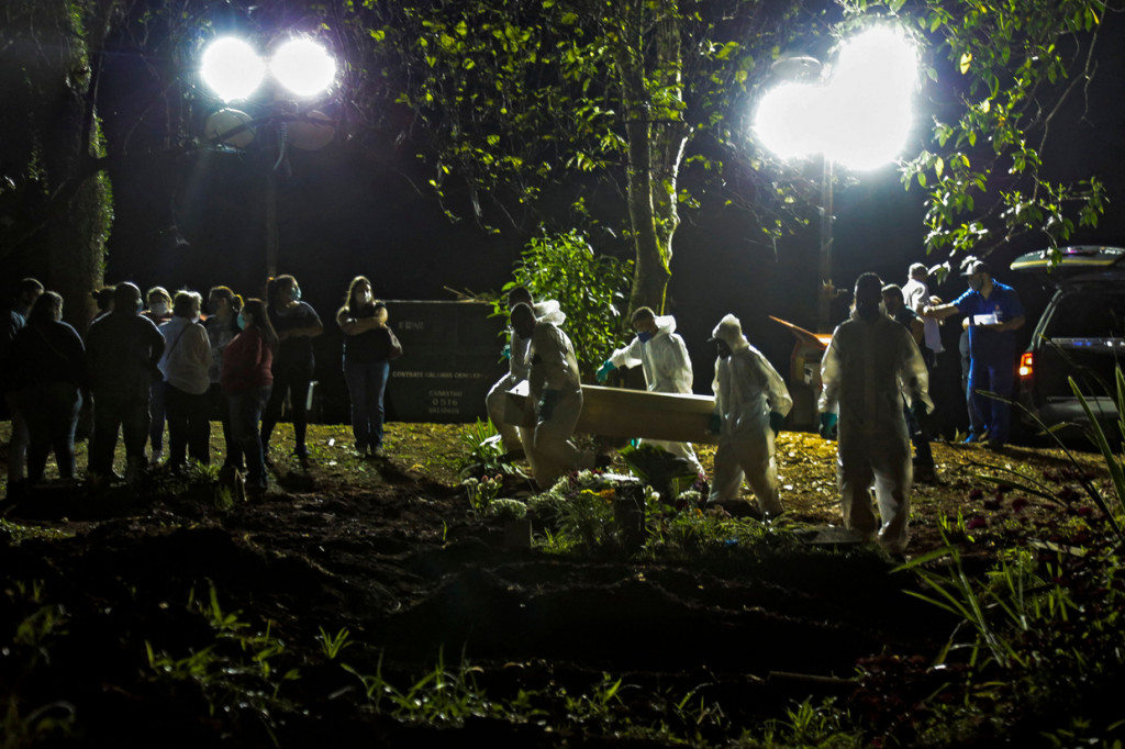 Brasil sekarang telah mencatat lebih dari 366.000 kasus kematian. Menurut penghitungan Universitas Johns Hopkins, Brasil menempati peringkat nomor dua setelah Amerika Serikat.