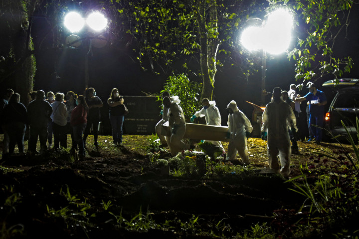 Brasil sekarang telah mencatat lebih dari 366.000 kasus kematian. Menurut penghitungan Universitas Johns Hopkins, Brasil menempati peringkat nomor dua setelah Amerika Serikat.