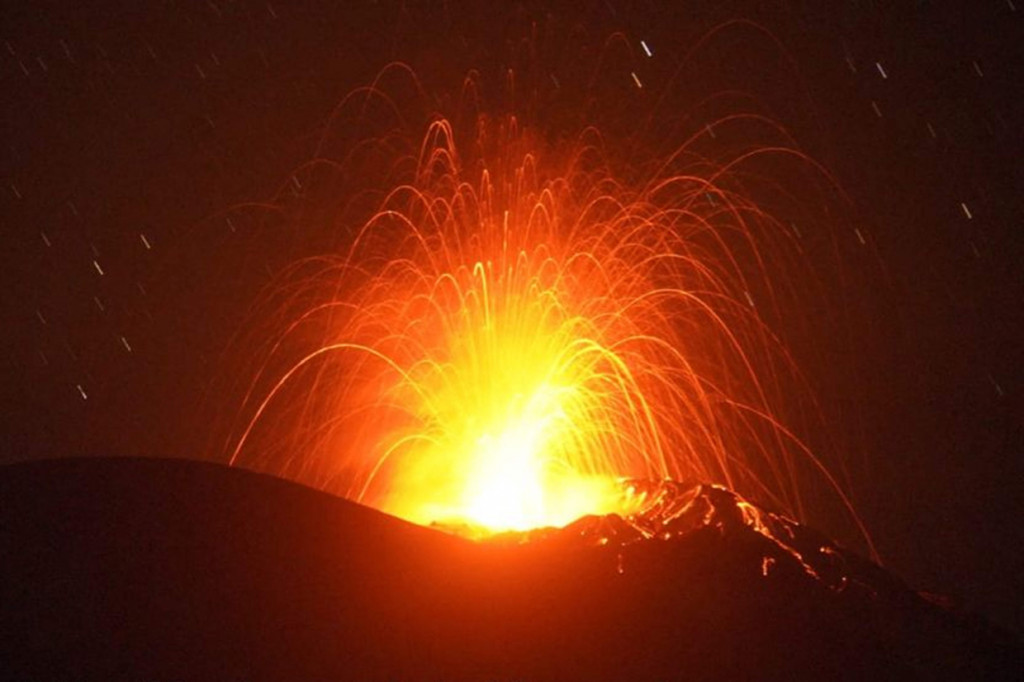 Gunung Merapi kembali menampakkan aktivitas vulkanik. Pada Kamis, 8 April 2021, siang, salah satu gunung paling aktif di dunia tersebut menyemburkan awan panas sebanyak dua kali. Jarak luncur awan panas Gunung Merapi siang ini hingga 1,5 kilometer ke arah barat daya. 