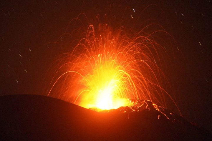 Gunung Merapi kembali menampakkan aktivitas vulkanik. Pada Kamis, 8 April 2021, siang, salah satu gunung paling aktif di dunia tersebut menyemburkan awan panas sebanyak dua kali. Jarak luncur awan panas Gunung Merapi siang ini hingga 1,5 kilometer ke arah barat daya. 