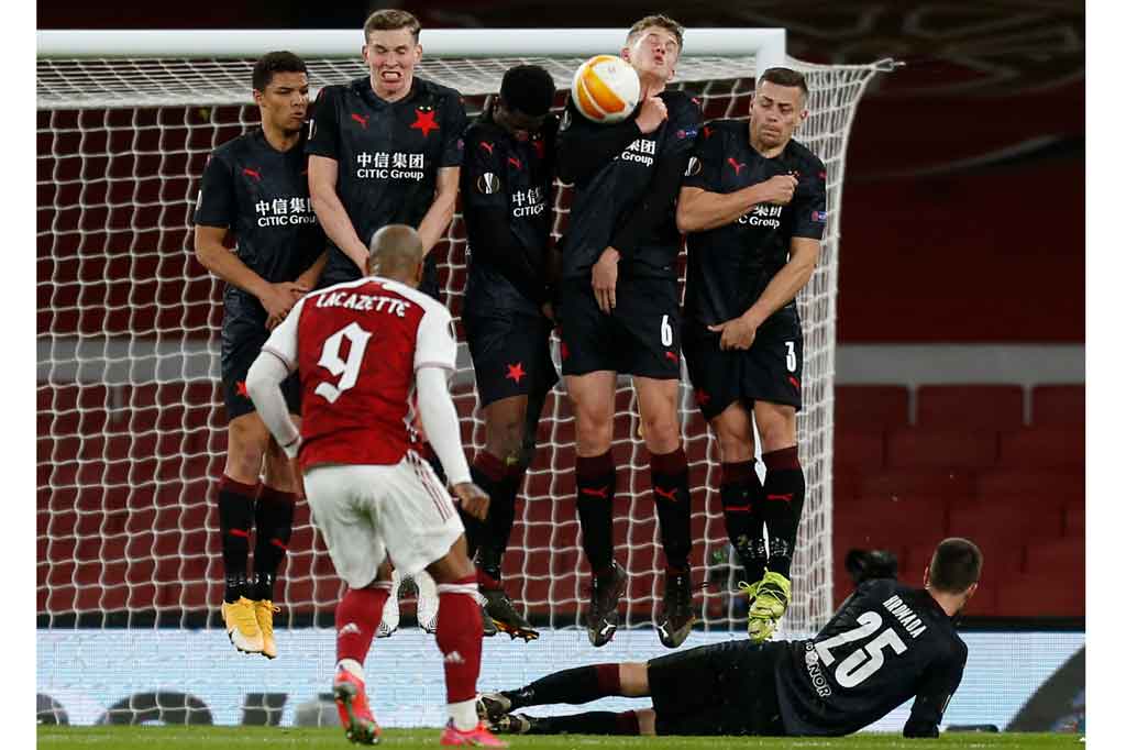 Arsenal memegang kendali penuh permainan sepanjang babak pertama, tetapi gagal menjebol gawang tim tamu setelah membuang sedikitnya lima peluang emas.
