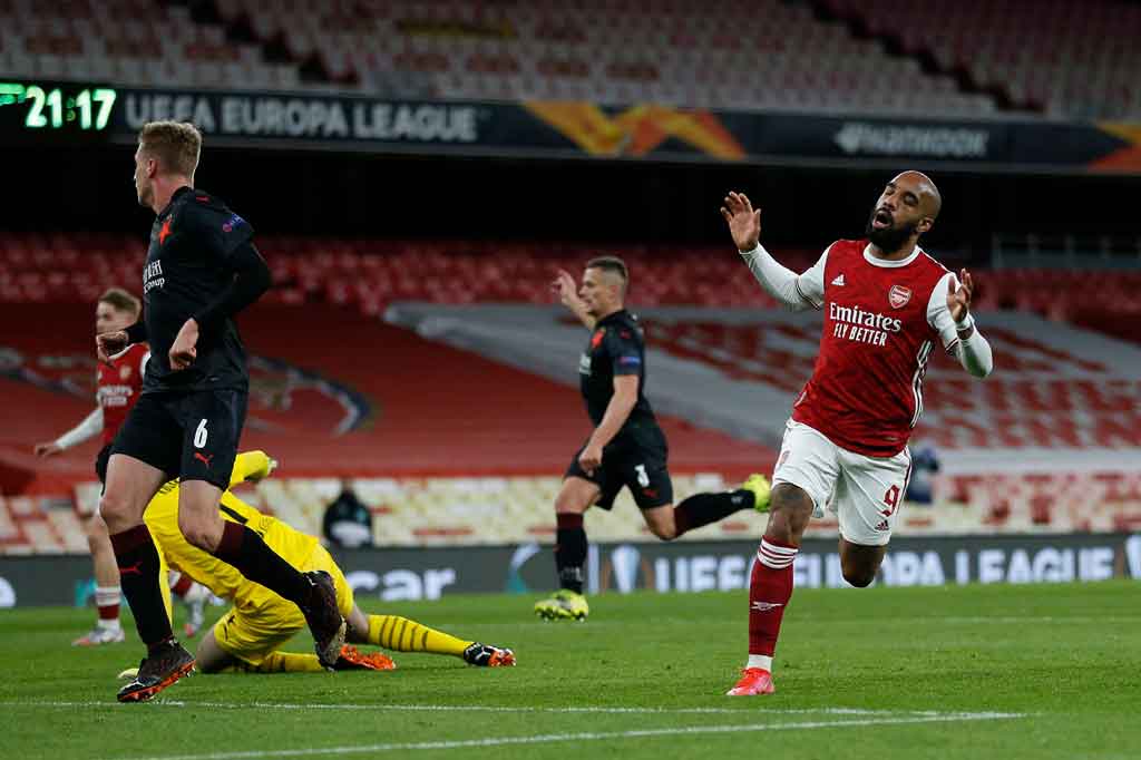 Pada menit ke-62 keberuntungan kembali berpaling dari Arsenal ketika Alexandre Lacazette memperoleh bola liar sendirian dari tengah lapangan dan merangsek ke pertahanan Slavia hingga menaklukkan Kolar, tetapi tembakannya malah ditolak oleh mistar gawang.