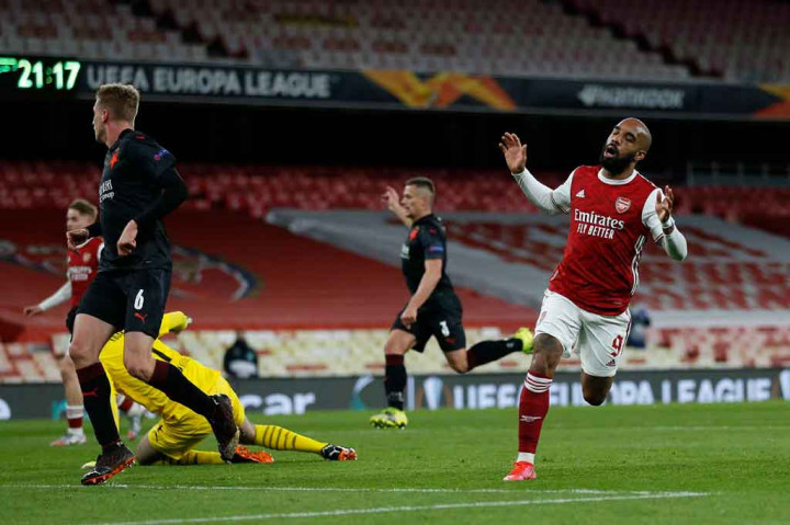 Pada menit ke-62 keberuntungan kembali berpaling dari Arsenal ketika Alexandre Lacazette memperoleh bola liar sendirian dari tengah lapangan dan merangsek ke pertahanan Slavia hingga menaklukkan Kolar, tetapi tembakannya malah ditolak oleh mistar gawang.