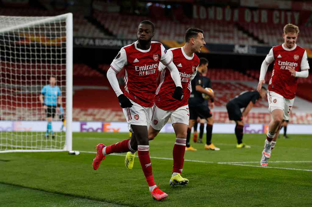 Nicolas Pepe melakukan selebrasi usai menjebol gawang Slavia Praha.