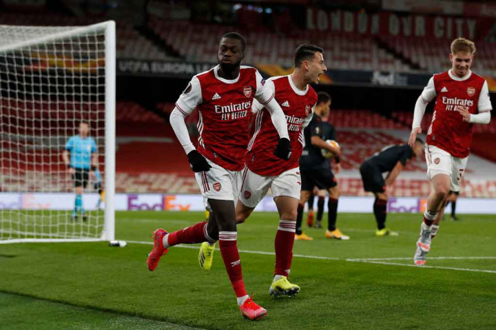 Nicolas Pepe melakukan selebrasi usai menjebol gawang Slavia Praha.