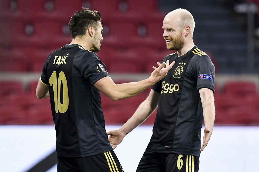 Davy Klaassen (kanan) melakukan selebrasi bersama Dusan Tadic usai menjebol gawang tim tamu.