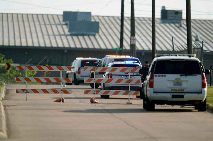 Juru bicara Kepolisian Bryan, Texas, Letnan Jason James lewat wawancara dengan CNN via telepon mengatakan bahwa penembakan berlangsung di sebuah perusahaan yang terdapat banyak pekerja di dalamnya.