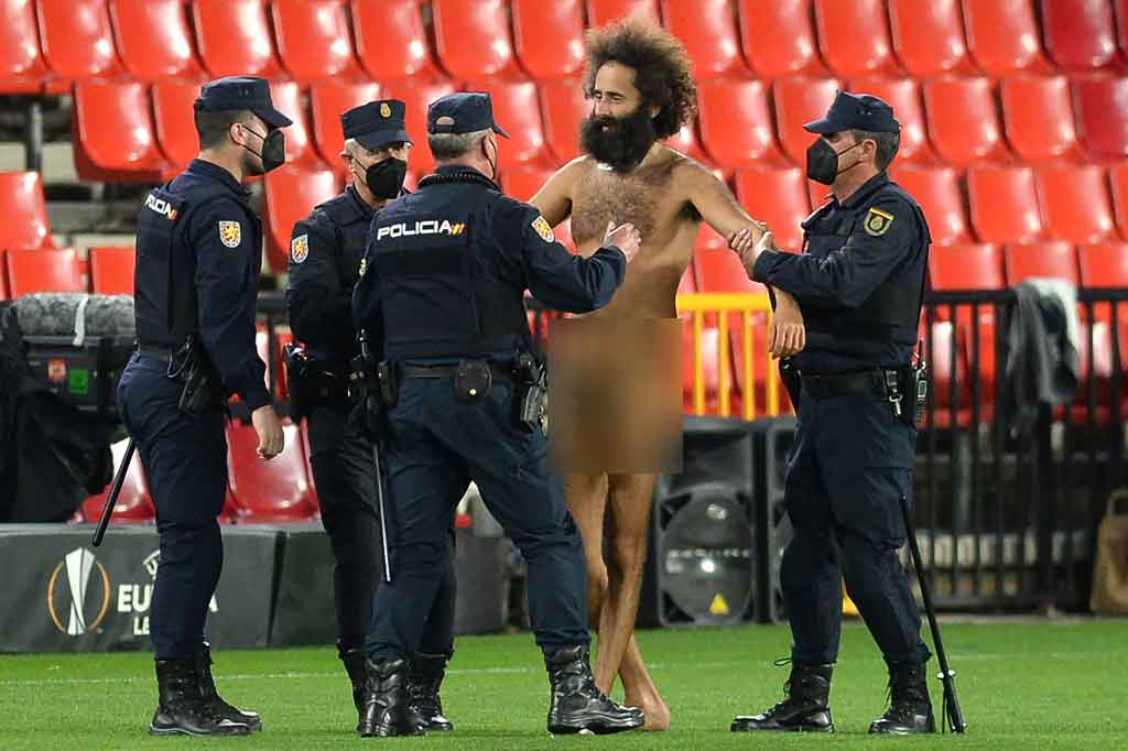 Pria kribo tanpa sehelai benang pun di badan tersebut kemudian digiring keluar lapangan.