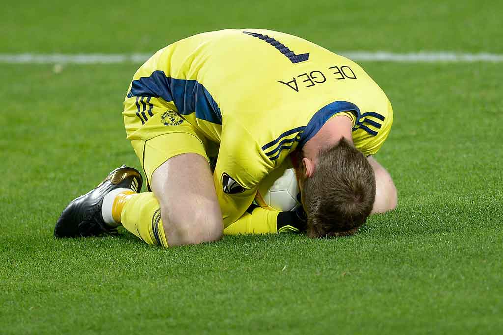 Tuan rumah hampir menyamakan kedudukan pada menit ke-40 lewat tembakan silang Yangel Herrera yang sudah menaklukkan kiper David de Gea. Sayang bola masih membentur tiang gawang. Empat menit berselang, Granada kembali mengancam gawang Setan Merah, tetapi kali ini tembakan voli Kenedy dalam situasi sepak pojok mengarah tepat ke pelukan De Gea. Skor 0-1 bertahan hingga jeda.