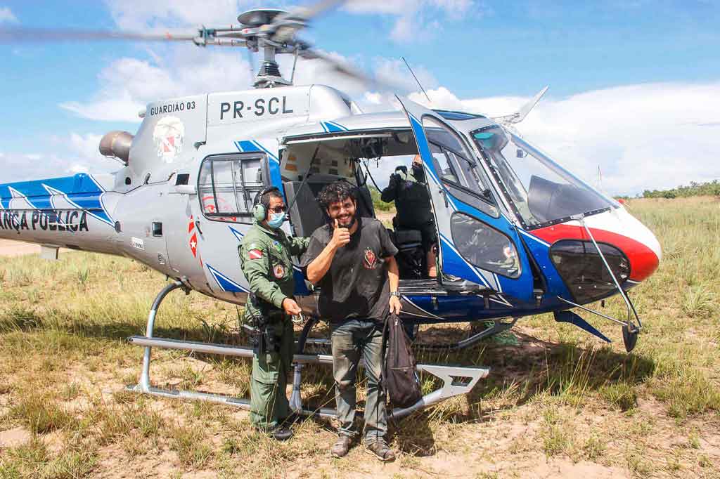 Pilot asal Brasil Antonio Sena tiba di Santarem, negara bagian Para, Brasil, setelah berhasil selamat dari hutan Amazon pada, Selasa 6 Maret 2021.