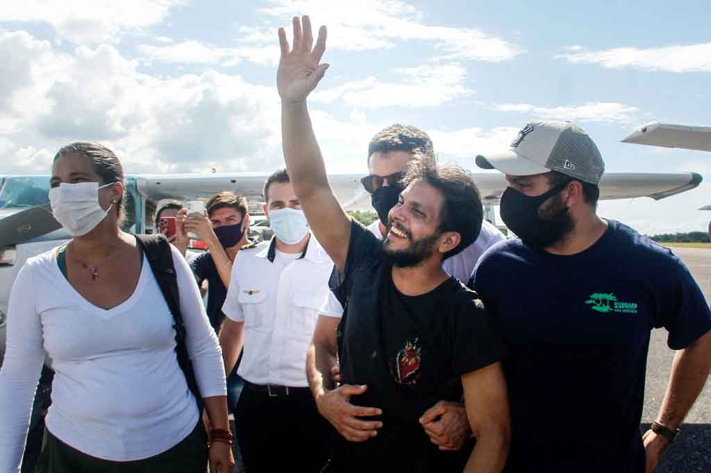 Dia berhasil bertahan hidup selama 38 hari di hutan hujan terbesar di dunia tersebut, sampai dia menemukan sekelompok pemetik kastanye yang dapat menghubungi pihak berwenang.
