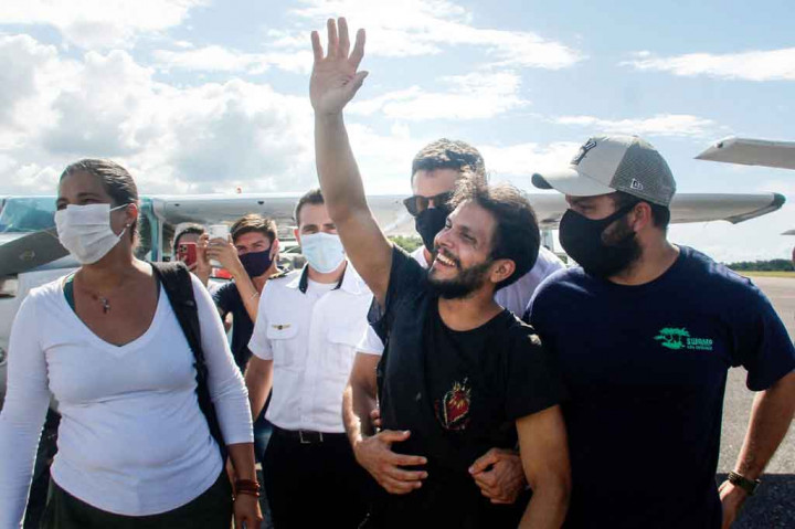 Dia berhasil bertahan hidup selama 38 hari di hutan hujan terbesar di dunia tersebut, sampai dia menemukan sekelompok pemetik kastanye yang dapat menghubungi pihak berwenang.