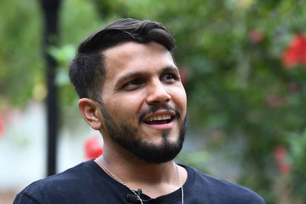 Secara keseluruhan, Sena berjalan sejauh sekitar 28 kilometer (17 mil), dan kehilangan 25 kg berat badannya.