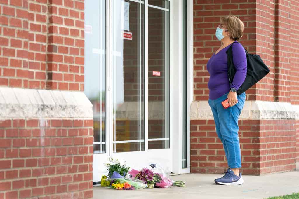 Seorang mantan pemain sepak bola profesional Amerika menembak mati lima orang termasuk seorang dokter dan istrinya, sebelum meninggal karena bunuh diri. Kelima korban itu termasuk seorang dokter berusia 70 tahun, istrinya yang berusia 69 tahun, dan dua cucu mereka, berusia lima dan sembilan tahun, serta seorang teknisi ketel uap berusia 38 tahun yang terbunuh saat bekerja di luar rumah mereka. 