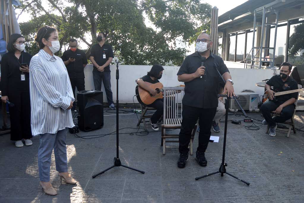 Menyambut Ramadan 1442 Hijriah yang tinggal beberapa hari lagi, Medcom.id menggelar kegiatan potluck di Rooftop lantai 4 gedung Medcom.id, Kedoya, Jakarta Barat pada Jumat, 9 April 2021.  Acara ini tetap menjalankan protokol kesehatan seperti mengenakan masker, menjaga jarak, dan disiplin menggunakan hand sanitizer yang tersebar di banyak titik area gedung.