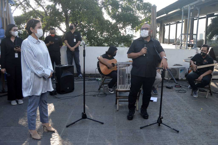 Menyambut Ramadan 1442 Hijriah yang tinggal beberapa hari lagi, Medcom.id menggelar kegiatan potluck di Rooftop lantai 4 gedung Medcom.id, Kedoya, Jakarta Barat pada Jumat, 9 April 2021.  Acara ini tetap menjalankan protokol kesehatan seperti mengenakan masker, menjaga jarak, dan disiplin menggunakan hand sanitizer yang tersebar di banyak titik area gedung.