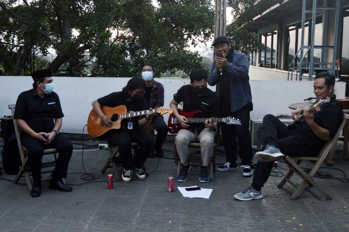 Selain ramah tamah, acara Potluck juga dimeriahkan oleh performa band yang beranggotakan tim redaksi Medcom.id.