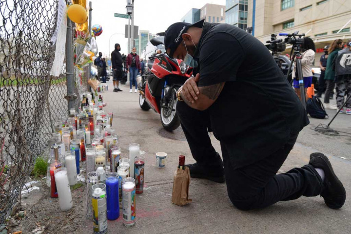 DMX memiliki kebiasaan membaca Alkitab kemudian berdoa saat sebelum dan sesudah pertunjukan. Lagu-lagu yang biasanya dibawakan DMX umumnya berkisah tentang dosa-dosa di jalanan yang diceritakan melalui sudut pandang yang kompleks, menurut biografi di allmusic.com.