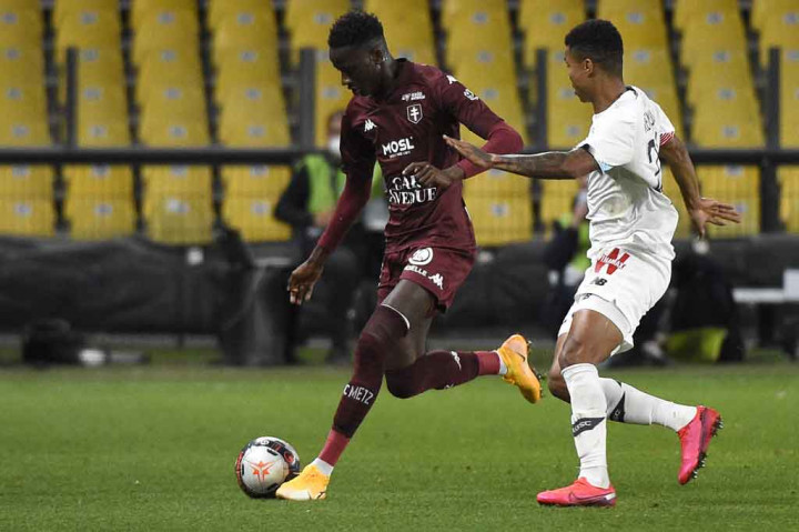 Metz memasuki laga dengan agresif tinggi. Sayang peluang awal mereka melalui Farid Boulaya masih bisa diamankan kiper Mike Maignan, sedangkan sepakan Pape Sarr melenceng dari sasaran.