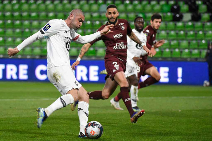 Pada menit ke-60, Lille akhirnya memecahkan kebuntuan untuk memimpin atas Metz setelah Burak Yilmaz mengonversi umpan kiriman Renato Sanches dengan sepakan keras ke pojok kanan atas gawang tuan rumah.