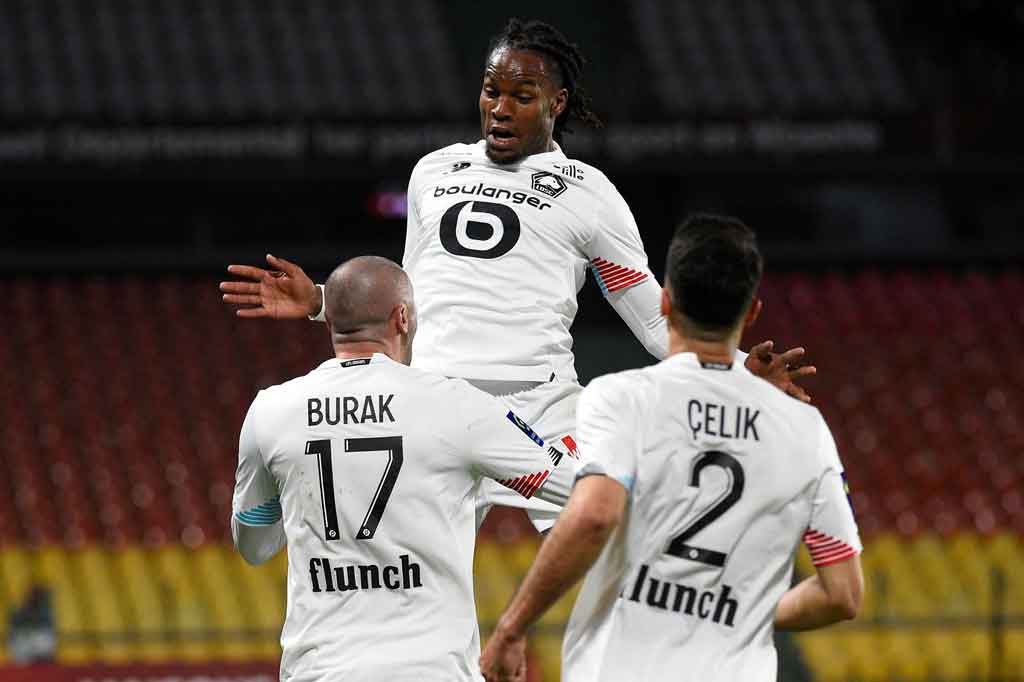 Gol Burak Yilmaz disambut suka-cita rekan-rekan setimnya.