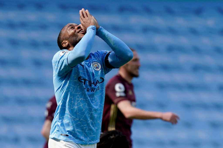 City hampir membuka keunggulan pada menit ke-20, tetapi bola sepakan Raheem Sterling di dalam kotak penalti mampu diamankan secara sempurna oleh kiper Illan Meslier.