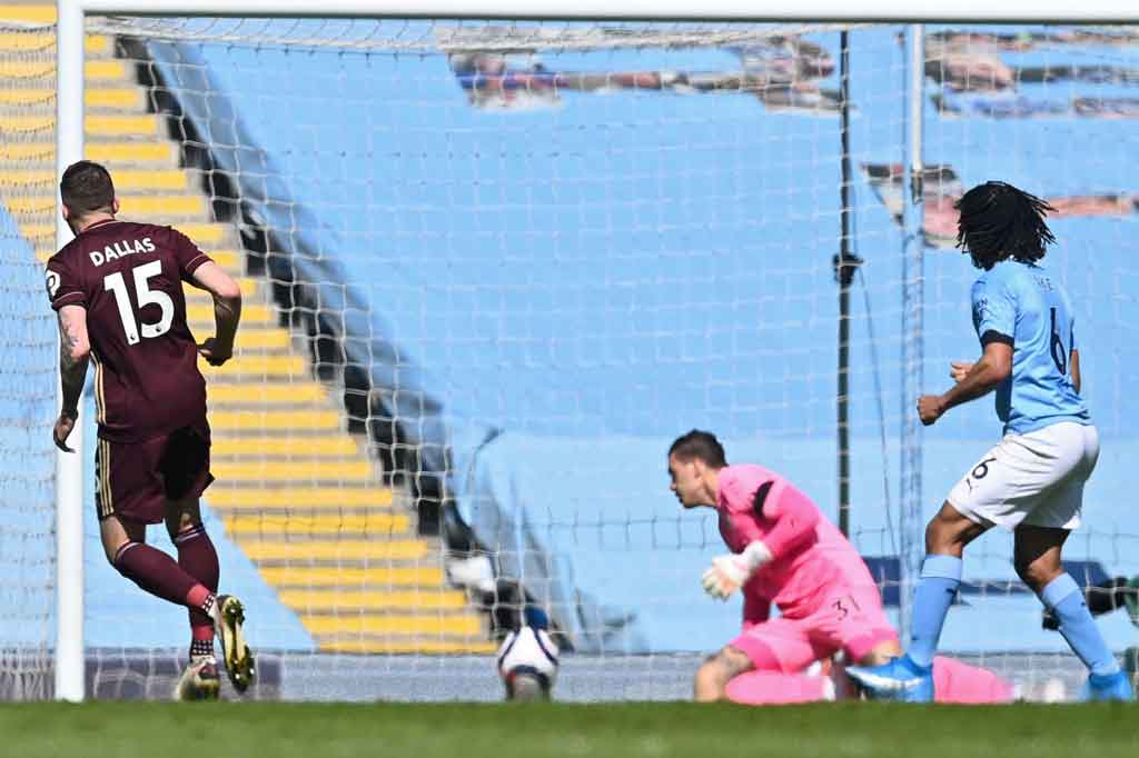 Pada menit ke-42, Leeds berhasil mencuri keunggulan saat Bamford dengan cermat mengirim umpan yang diselesaikan dengan tembakan menyilang oleh Stuard Dallas dan bola menghantam tiang gawang sebelum bersarang ke dalam tuan rumah. 