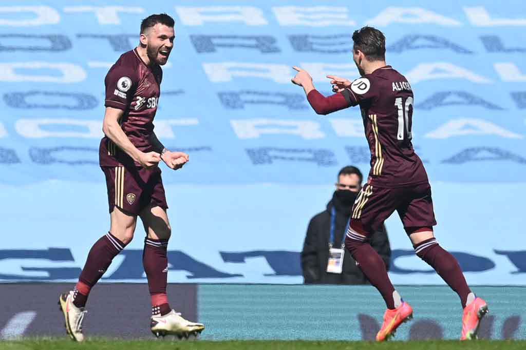 Stuard Dallas (kiri) melakukan selebrasi bersama Ezgjan Alioski.