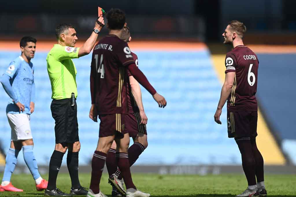 Dua menit kemudian, upaya City untuk mencetak gol balasan terhenti setelah Gabriel Jesus ditekel keras oleh Liam Cooper hingga terkapar. Wasit Andre Marriner kemudian meninjau tayangan ulang di layar monitor VAR, sebelum  menghadiahi Cooper dengan kartu merah. Skor 0-1 bertahan hingga jeda.