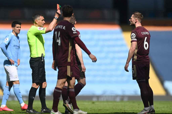 Dua menit kemudian, upaya City untuk mencetak gol balasan terhenti setelah Gabriel Jesus ditekel keras oleh Liam Cooper hingga terkapar. Wasit Andre Marriner kemudian meninjau tayangan ulang di layar monitor VAR, sebelum  menghadiahi Cooper dengan kartu merah. Skor 0-1 bertahan hingga jeda.