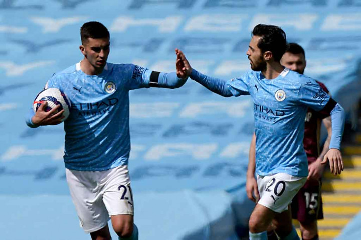 Kerja keras tim besutan Pep Guardiola baru membuahkan hasil pada menit ke-76 saat Ferran Torres menyambar umpan terobosan Bernardo Silva dengan tembakan melengkung yang bersarang ke pojok kiri bawah gawang Leeds. Kedudukan menjadi imbang 1-1.