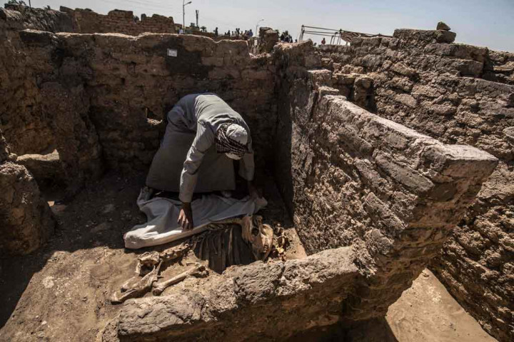 Penggalian terletak di Tepi Barat Luxor dekat Colossi of Memnon, Medinet Habu dan Ramesseum, atau kuil kamar mayat Raja Ramses II, yang terletak tidak jauh dari Lembah Para Raja.