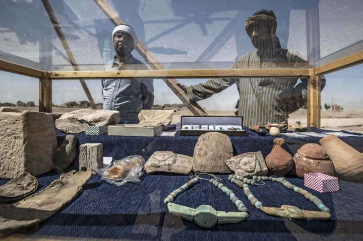 Situs arkeologi dekat Luxor itu berisi sejumlah besar oven dan tungku pembakaran untuk membuat kaca dan keramik mengkilap, bersama dengan puing-puing ribuan patung, kata Betsy Bryan, seorang pakar tentang pemerintahan Amenhotep III.