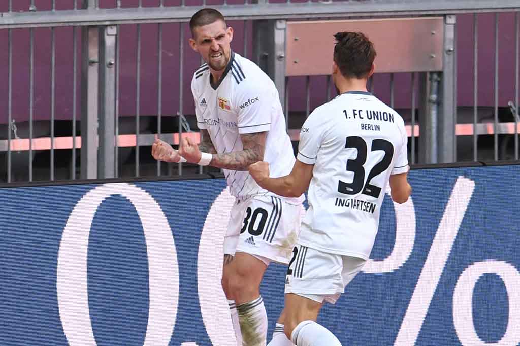 Namun keunggulan Muenchen buyar lima menit jelang bubaran ketika lini belakang Bayern lalai mengantisipasi bola lemparan ke dalam, memberikan kesempatan Robrt Andrich menyusur sisi sayap kiri dan melepaskan umpan tarik yang disontek oleh Marcus Ingvartsen demi membuat kedudukan imbang 1-1.