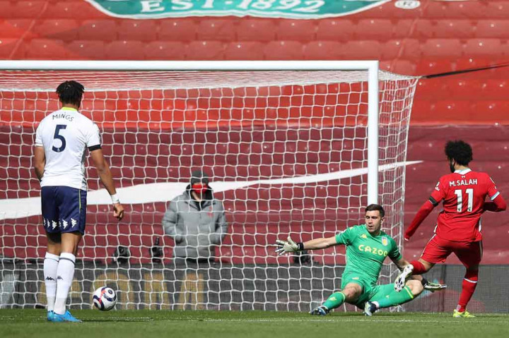Liverpool yang tampil dominan sejak awal laga punya kesempatan emas untuk membuka keunggulan pada menit kelima saat Mohamed Salah lolos dari jebakan offside dan tinggal berhadapan satu lawan satu dengan kiper Aston Villa Emiliano Martinez. Sayang sepakannya masih bergulir di sisi luar gawang.