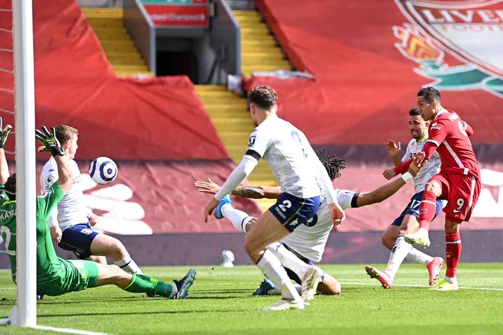 Pada menit kedua injury time babak pertama, Roberto Firmino berhasil menjebol gawang Villa memanfaatkan kemelut di dalam kotak penalti. Tetapi gol itu dianulir karena VAR dan wasit Paul Tierney sepakat Diogo Jota sudah lebih dulu terjebak offside.