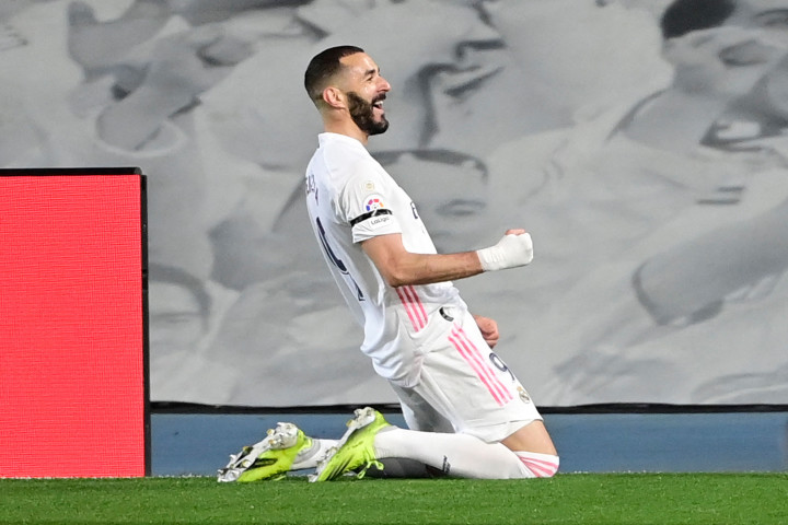 Karim Benzema melakukan selebrasi usai mencetak gol ke gawang Barcelona.