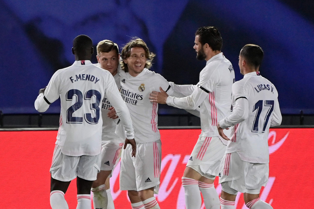Toni Kroos melakukan selebrasi usai mencetak gol ke gawang Barcelona.