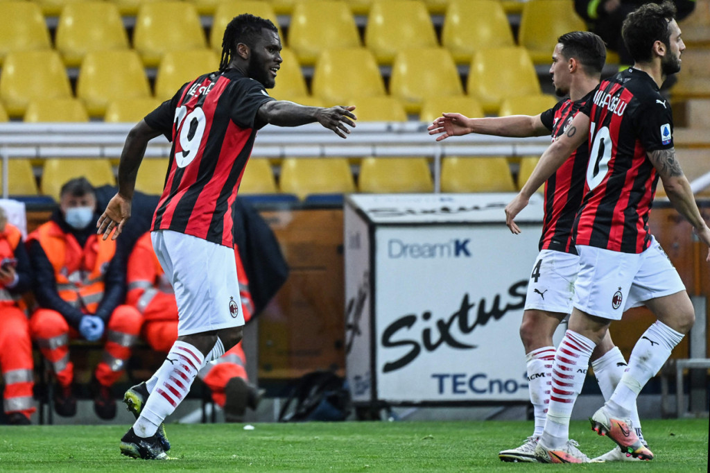 Franck Kessie melakukan selebrasi usai mencetak gol ke gawang Parma.
