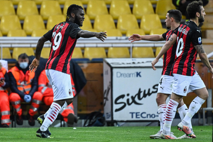 Franck Kessie melakukan selebrasi usai mencetak gol ke gawang Parma.
