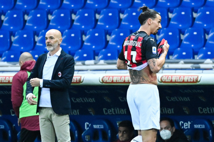 Zlatan Ibrahimovic meninggalkan lapangan usai mendapat kartu merah dalam lanjutan Liga Italia AC Milan melawan Parma.